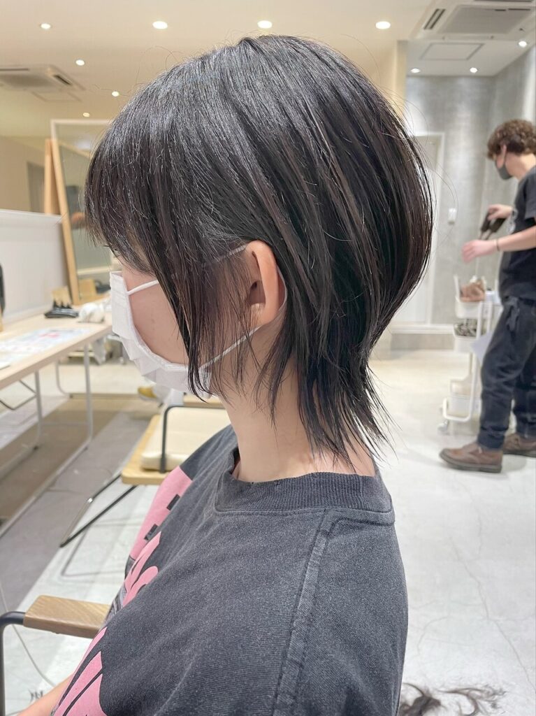 黒髪でも似合うウルフショート