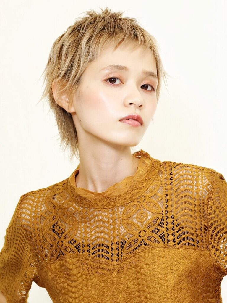 アッシュベージュのウルフショート