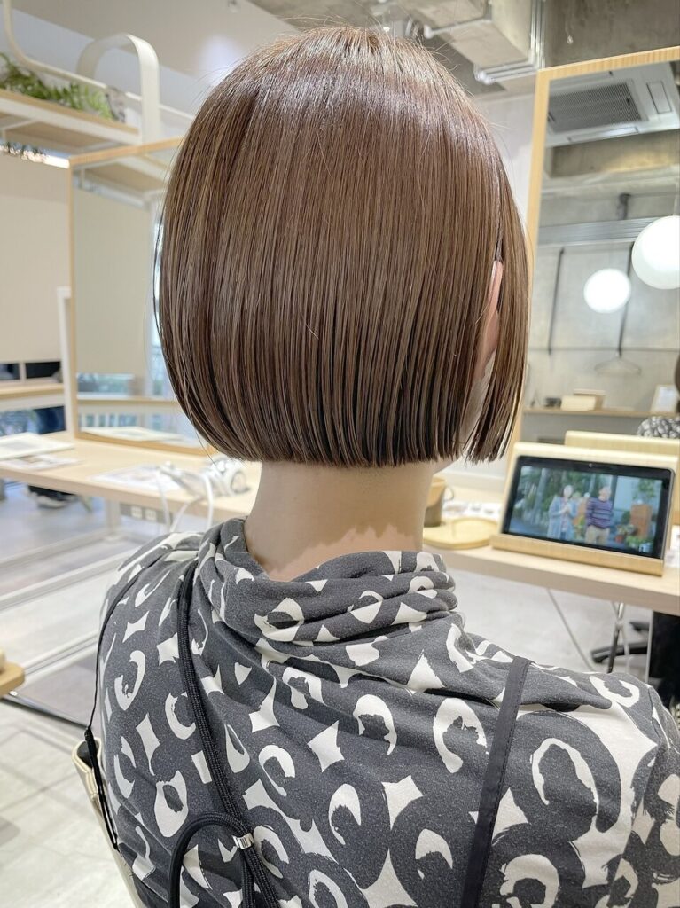 ミルクティーベージュの切りっぱなしボブ